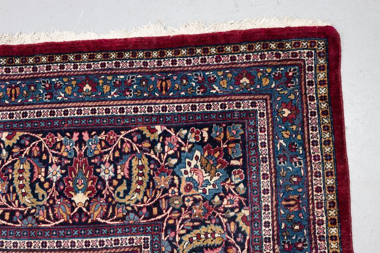 Matta antik Meshed, signerad Amoghli, ca 526,5 x 356 cm.