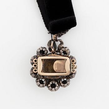 A silver pendant with a pearl and rose-cut diamonds.