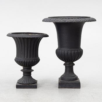 Garden urns, 2 similar, second half of the 20th century.