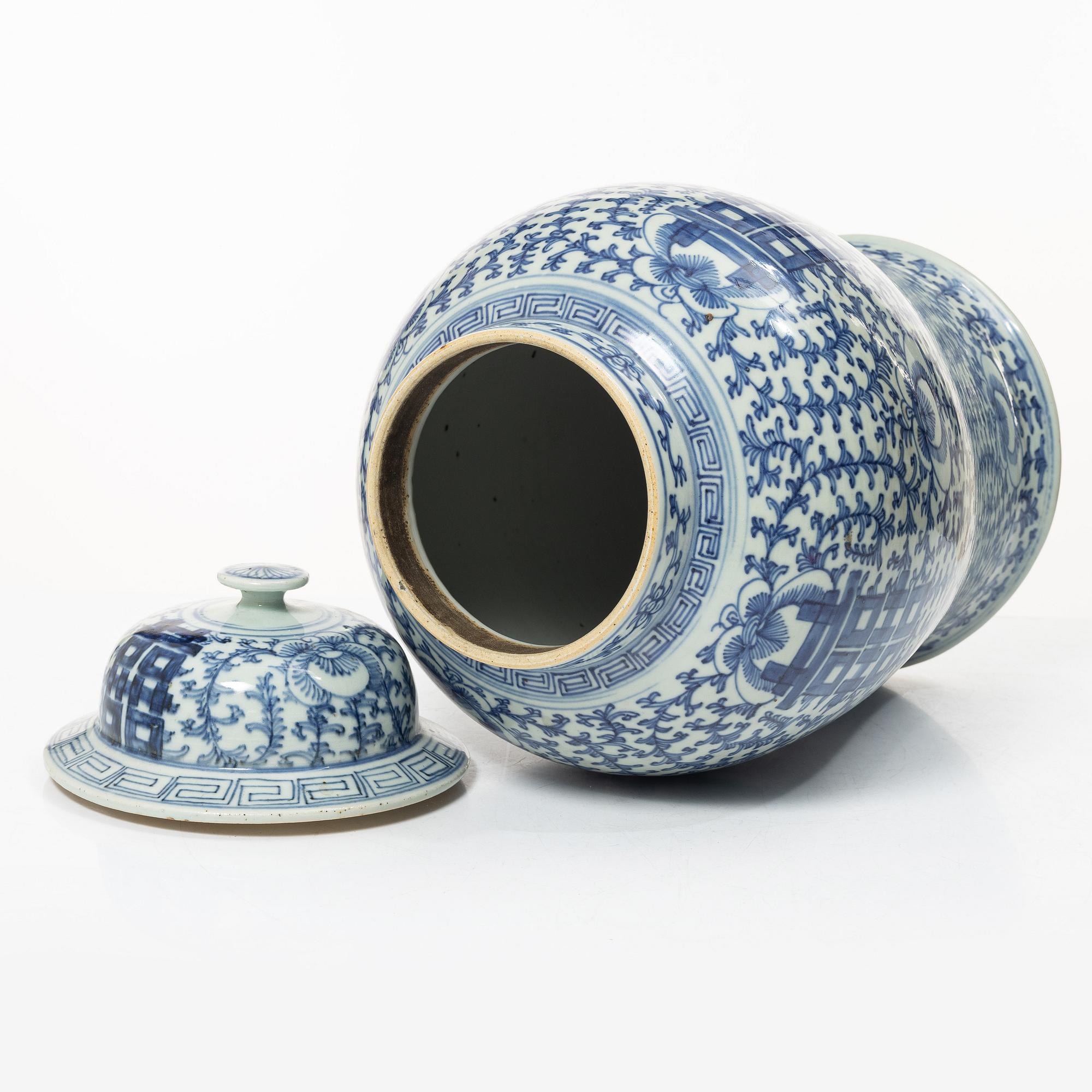 Urna med lock, porslin, Kina, Qingdynastin 1800-tal.