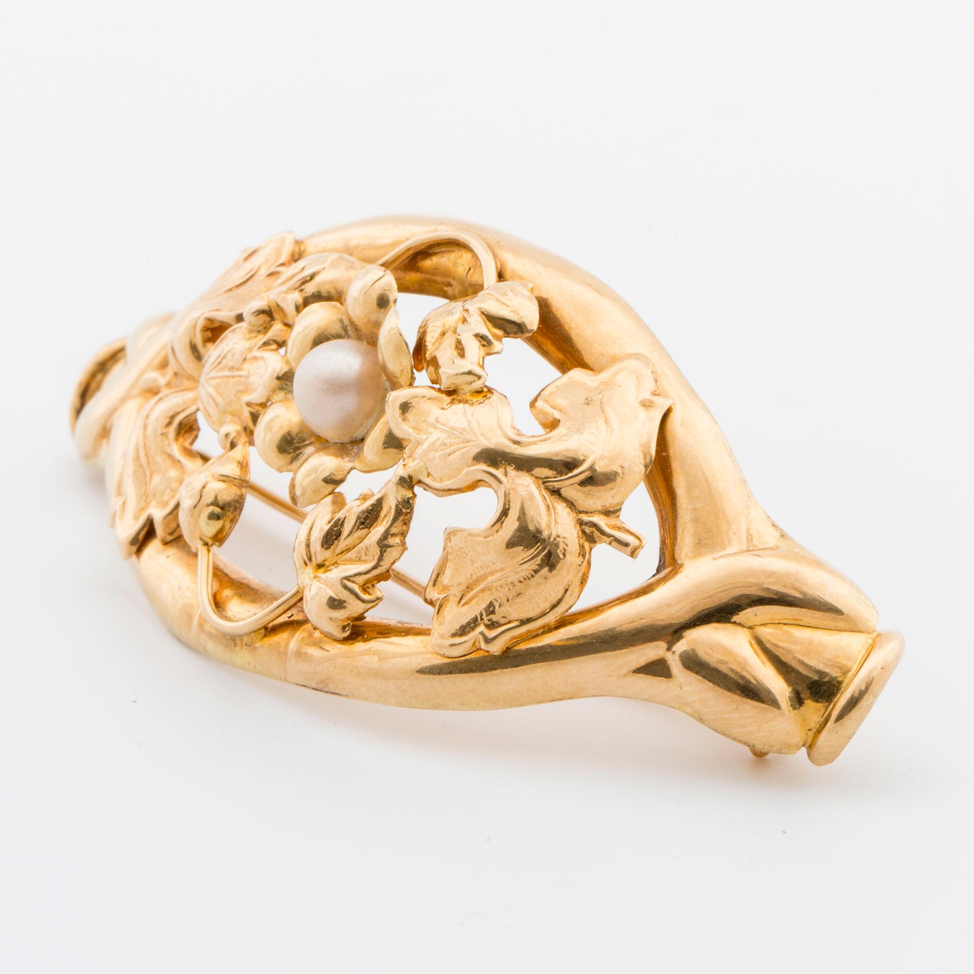 BROSCH, 18K guld med 1 odlad halv-pärla, svenska stämplar1954.