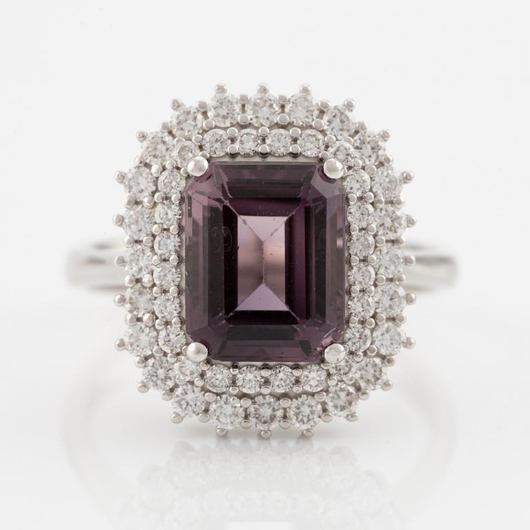 Ring in 18K gold with a faceted purple tourmaline and round brilliant-cut diamonds.