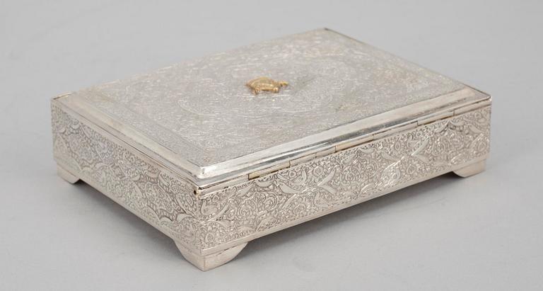 SAVUKERASIA, hopeaa. Persian Shaahin valtiovierailulahja.  Paino 275 g.
