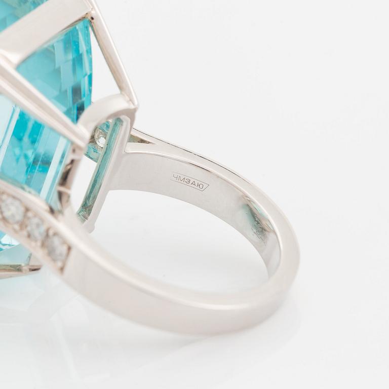 Ring 18K vitguld med en trappslipad akvamarin.