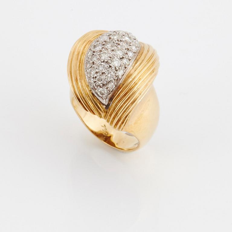 An 18K gold ring set with round brilliant-cut diamonds.