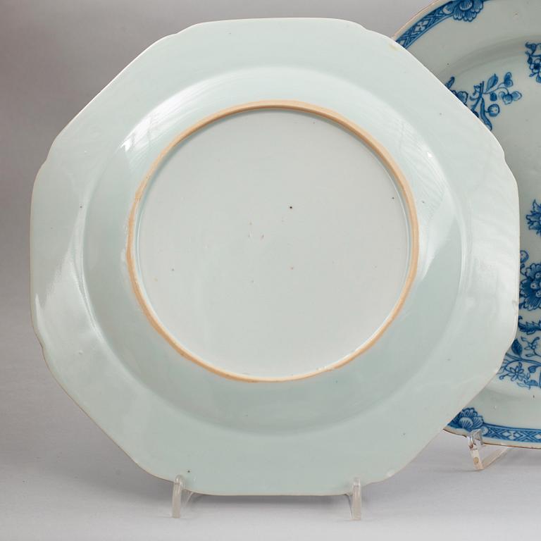 A blue and white dinner servis, Qing dynasty, Qianlong (1736-95). (53 pieces).