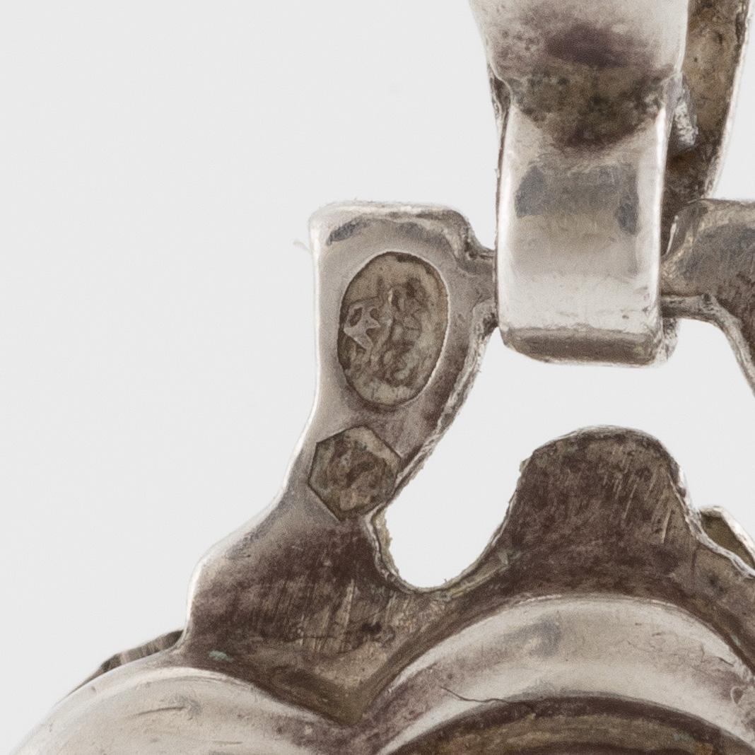 Medallion with photo compartment, with chain, silver.