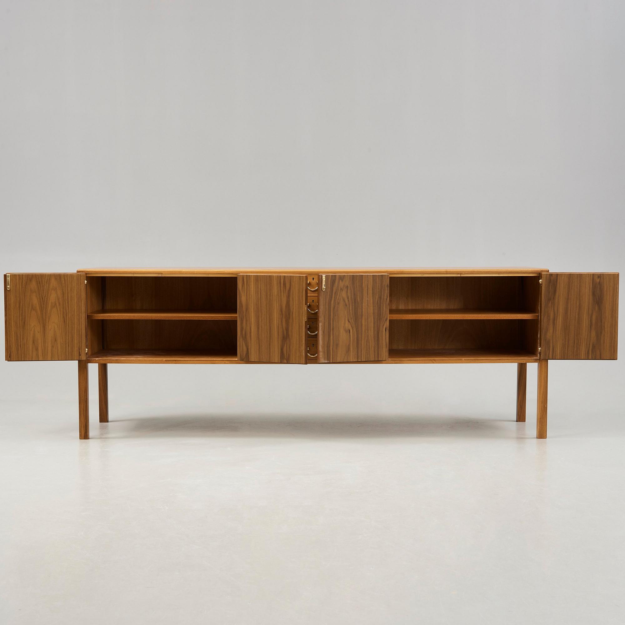 Josef Frank, sideboard, modell 1015, Firma Svenskt Tenn, 1950-60-tal.