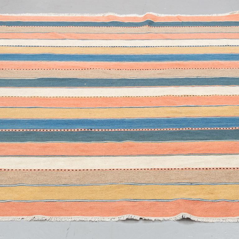 MATTA, slätvävd, sannolikt Orientalisk, ca 246,5 x 174,5 cm.