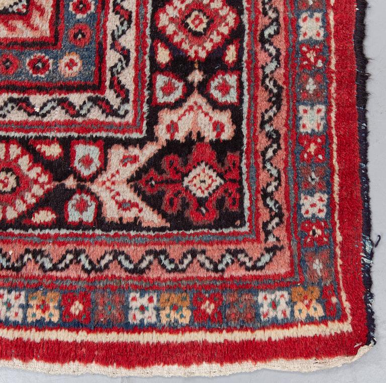 A carpet, semi-antique Mahal, ca 298 x 228 cm.