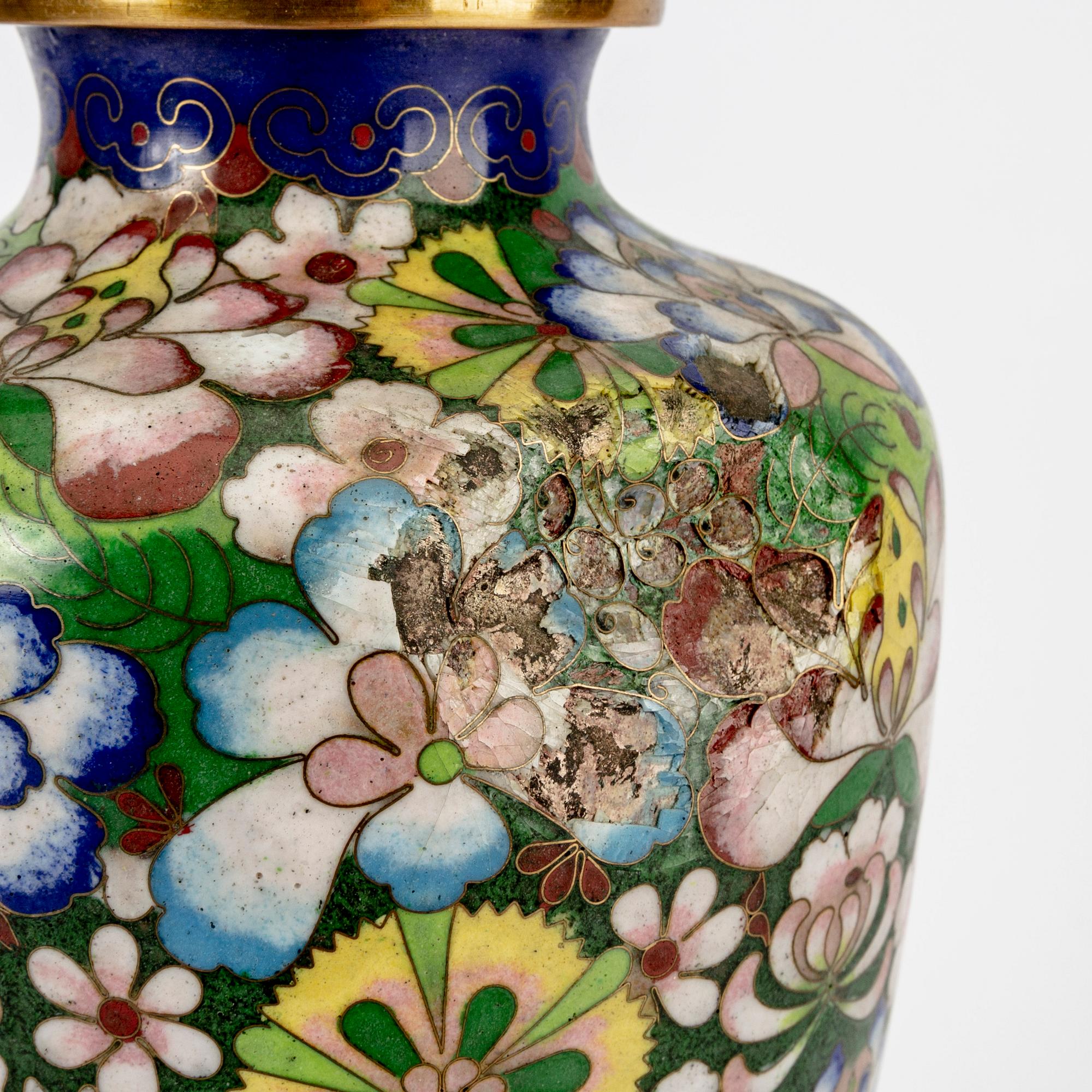 2 decorative dishes, vase and table clock Japan, first half of the 20th century.