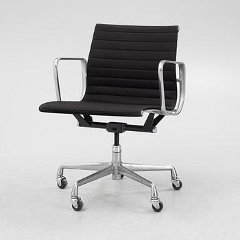 Charles & Ray Eames, swivel chair, 'EA 335', Norman Miller 1997.