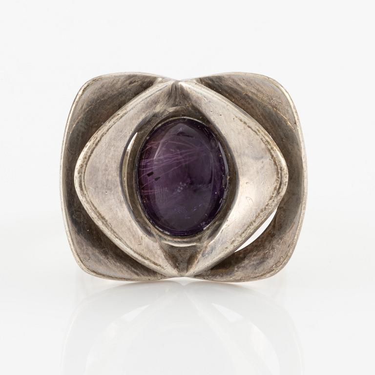 Jewellery set, silver with cabochon-cut amethysts, by Theresia Hvorslev, three pieces.