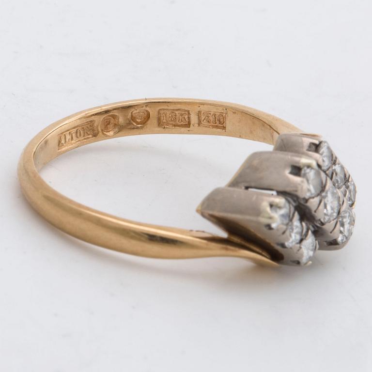 RING 18K vitguld m 9 briljanter 0,60 ct enligt gravyr, ALTON Falköping 1998.