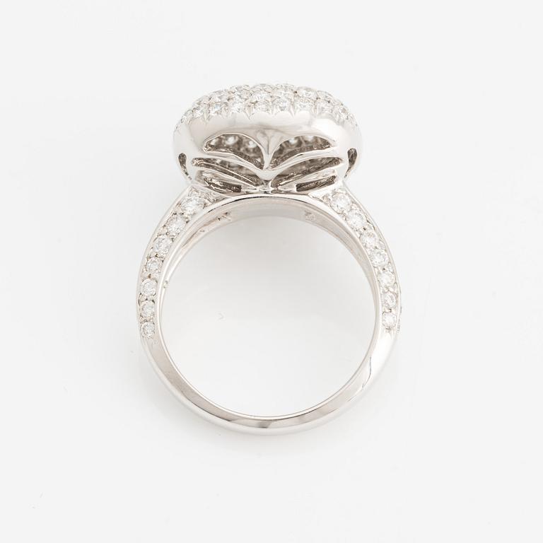 Ring, vitguld med briljantslipade diamanter.