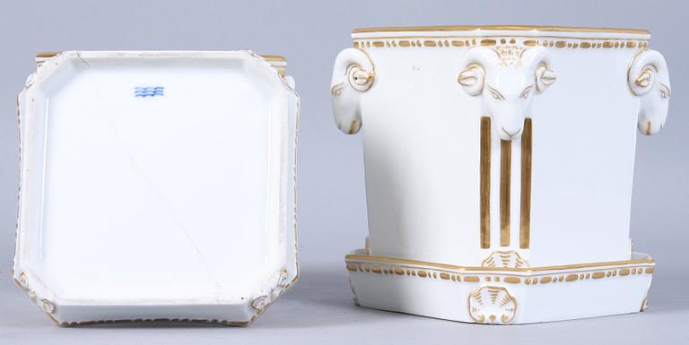 YTTERFODER SAMT UNDERFAT, ett par, porslin, Kongl Dansk, 1800-talets andra hälft.