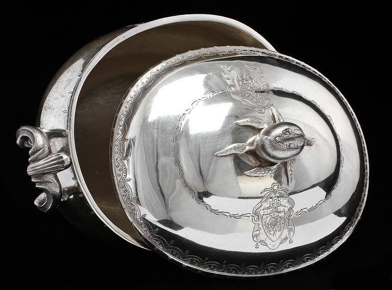 LOCKTERRIN, silver, importstämplar, 1900-tal. Vikt 2200 gram.