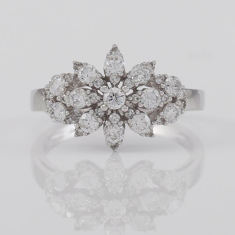 RING, 18K vitguld och diamanter tot ca 0.75 ct.