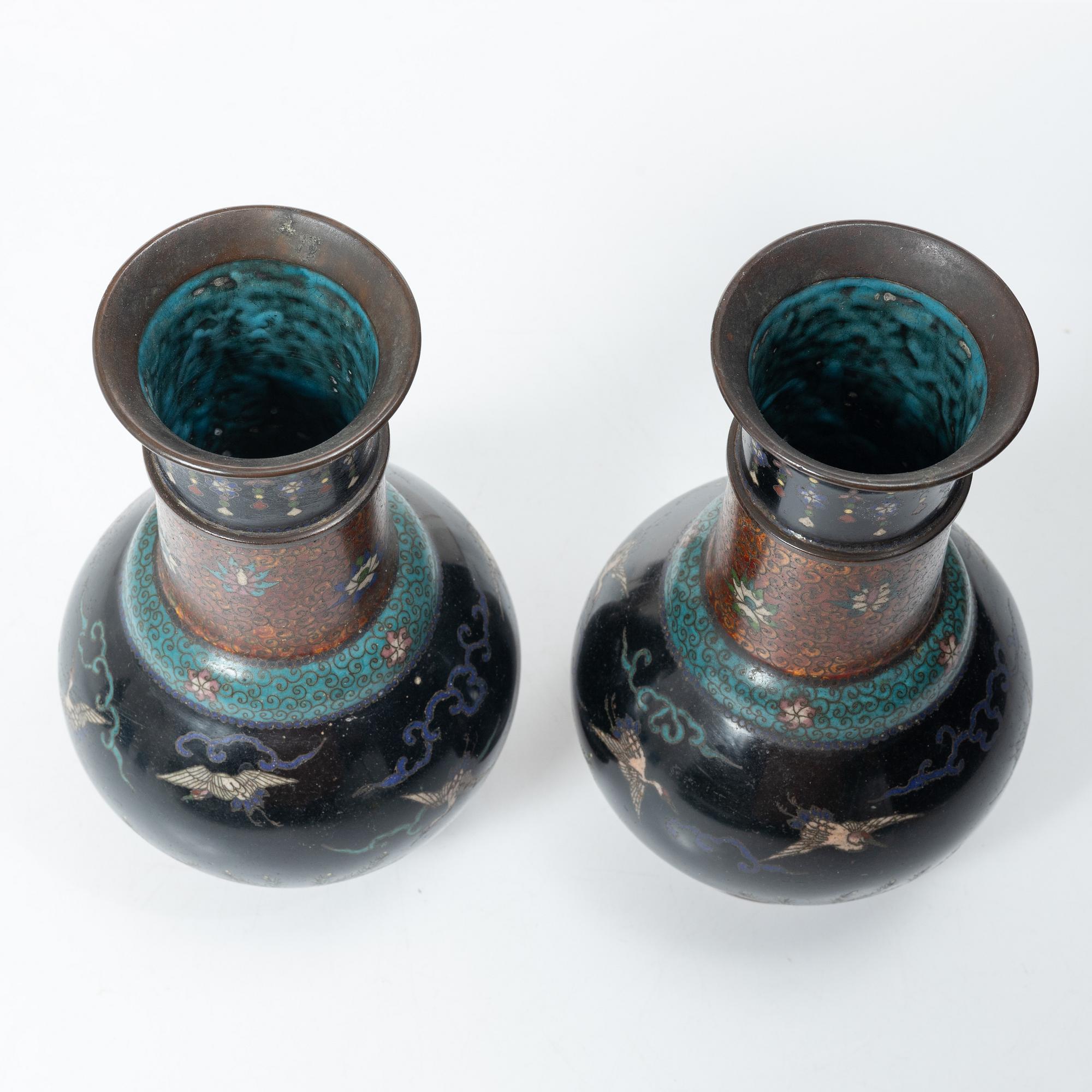 A pair of cloisonné vases, two dishes, two cylindrical vases and a jar with cover, 19/20th century.