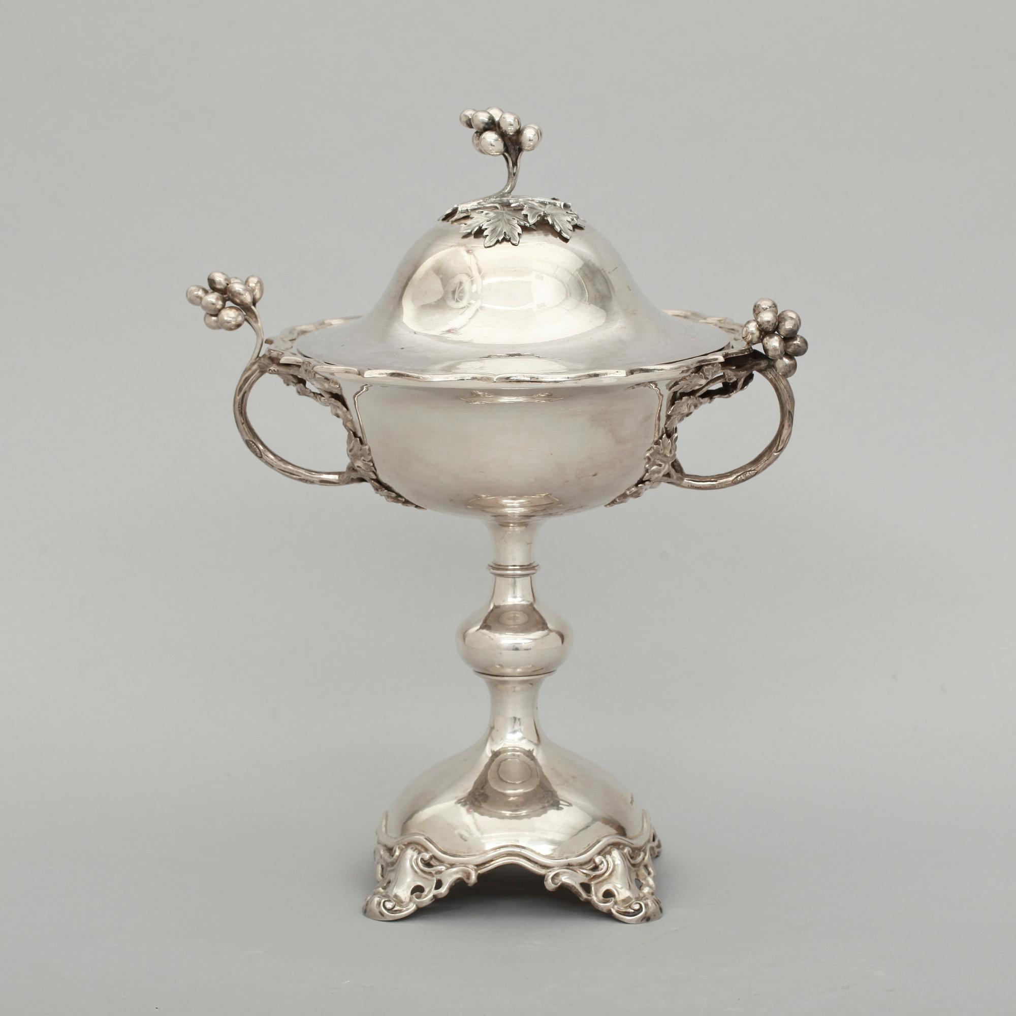 SOCKERSKÅLAR, ett par, silver, Gustav Möllenborg, nyrokoko, 1866. Vikt 840 resp 774 g.