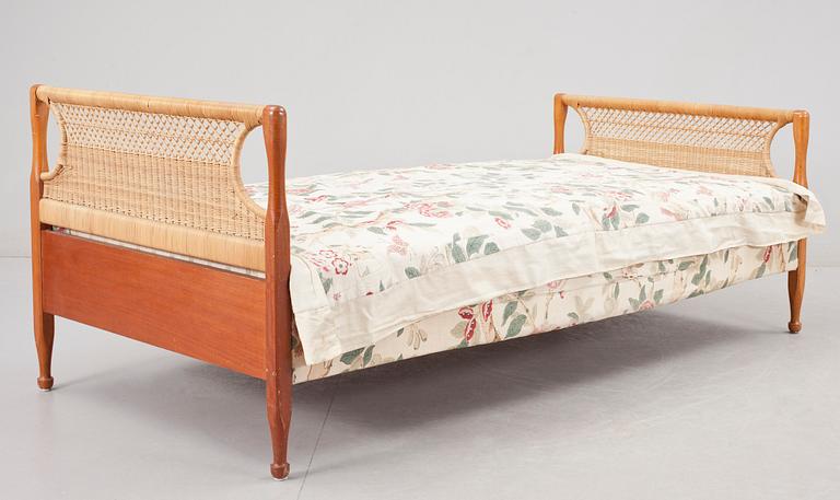 SÄNGGAVLAR, ett par, modell 960, Josef Frank, Svenskt Tenn. Formgiven 1939.