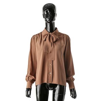 BLUS, Yves Saint Laurent.