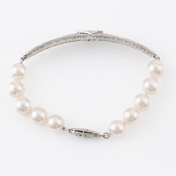 Bracelet, 14K white gold, with cultured pearls and a centre piece set with a brilliant-cut diamond approximately 1 ct.