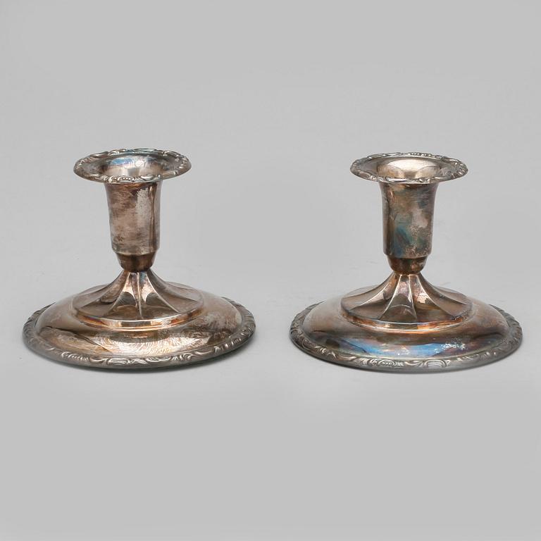 LJUSSTAKAR, ett par, silver, med svenska importstämplar. 1900-talets första hälft.
