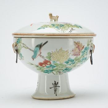 SKÅL PÅ FOT, porslin. Kina, sekelskiftet 1800/1900.