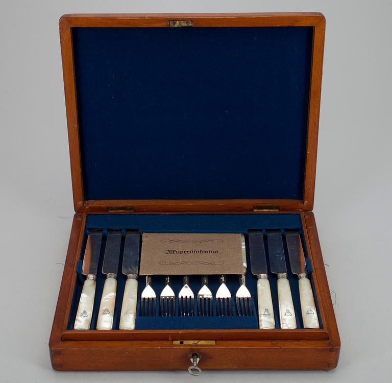BESTICKUPPSÄTTNING, 12+12, sterling silver samt pärlemor, London 1854.