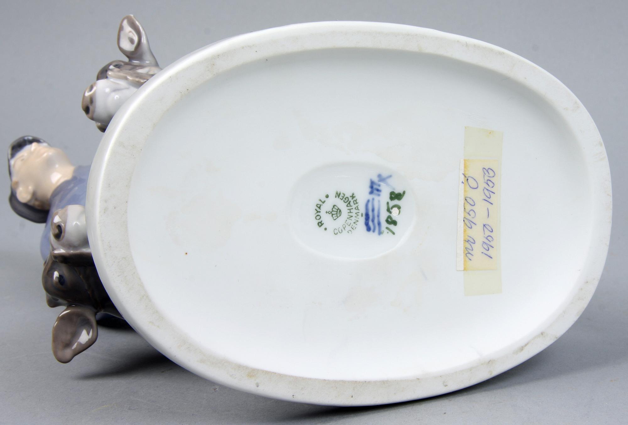 FIGURINER, 2 st, porslin, Bing & Gröndal samt Kongl. Dansk.