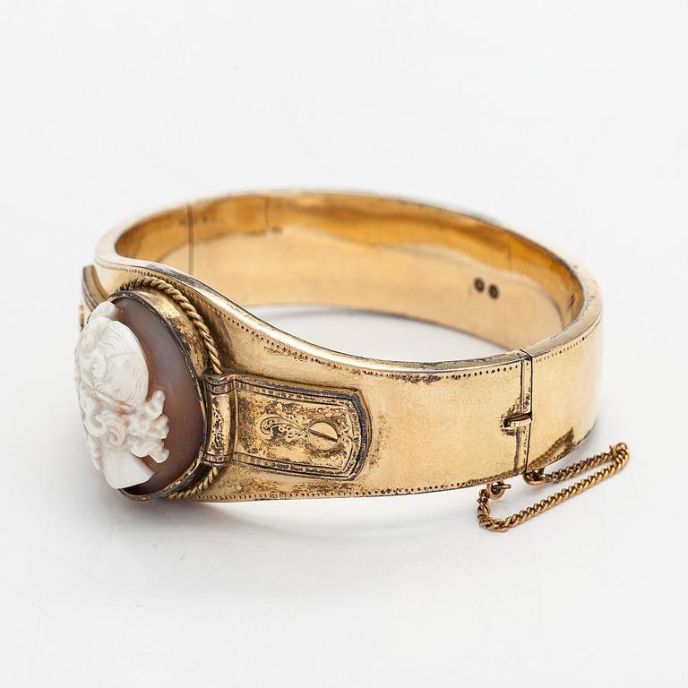 An 8K gold bracele with a cameo.