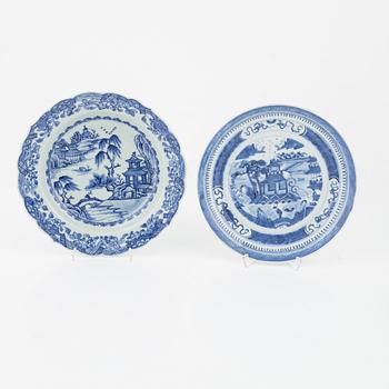 54 dinner service pieces, blue and white porcelain, Qing Dynasti, China, 18th/19th century.