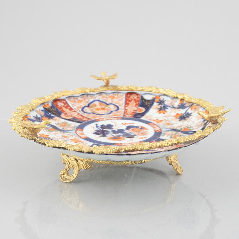 A dish and a pair of pots, porcelain, Japan, early 20th century.