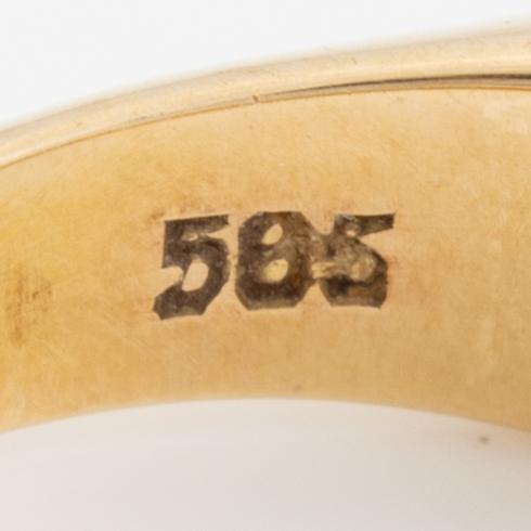 Ring 14K gold with an old-cut diamond and two blue stones.