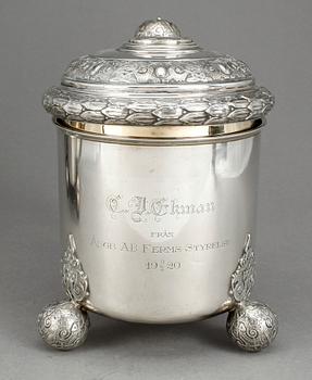 DRYCKESKANNA, silver, C G Hallberg, Stockholm 1919, Barockstil. 874 gram.