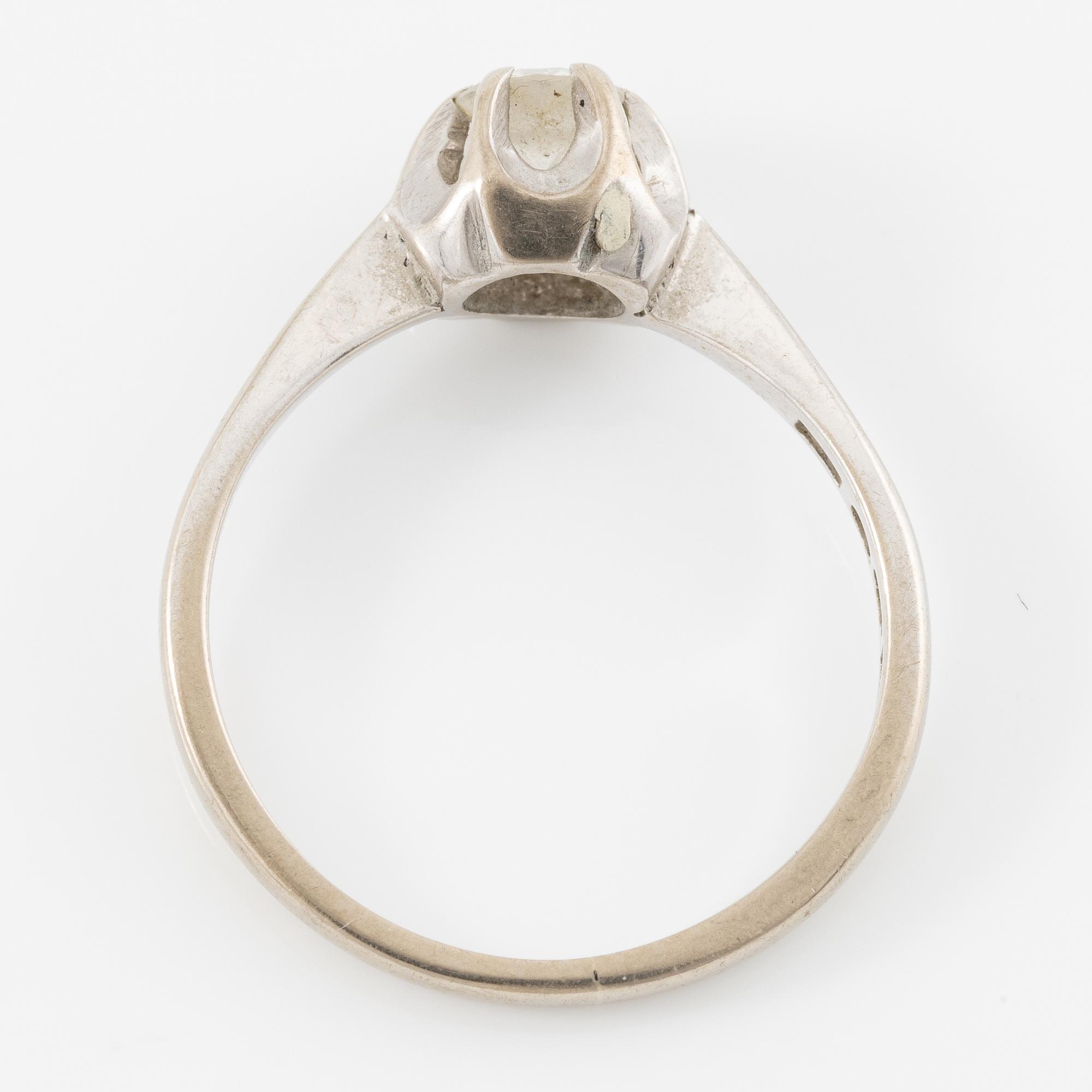 Ring in 18K white gold set with a brilliant-cut diamond.