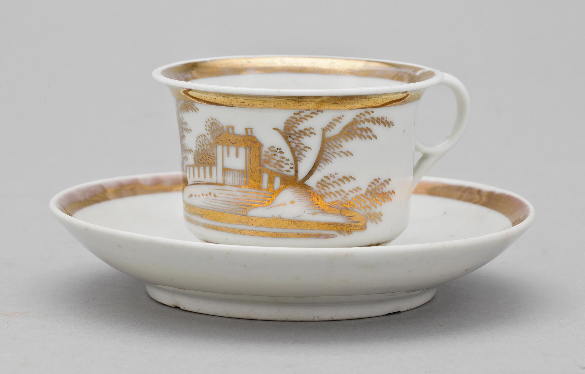 KAFFESERVISDELAR, 9 st samt KANNA, porslin, senempire, troligen Frankrike, 1840-tal.
