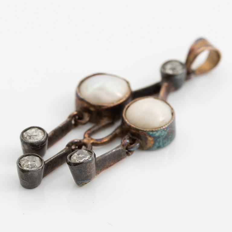 Hänge 18K guld och silver med halvpärlor och gammalslipade diamanter, omkring sekelskiftet 1900.