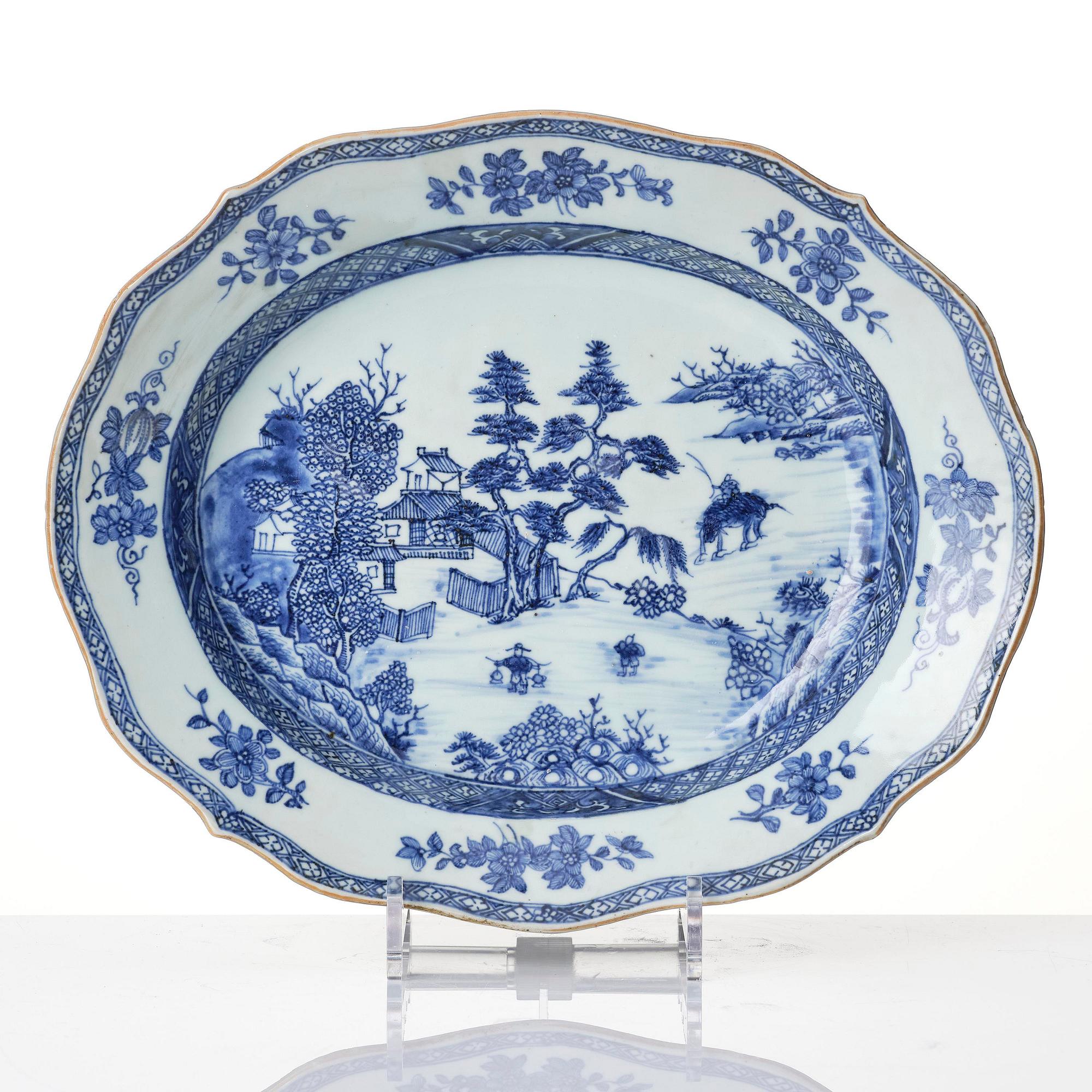 A blue and white tureen with cover and stand, Qing dynasty, Qianlong (1736-95).