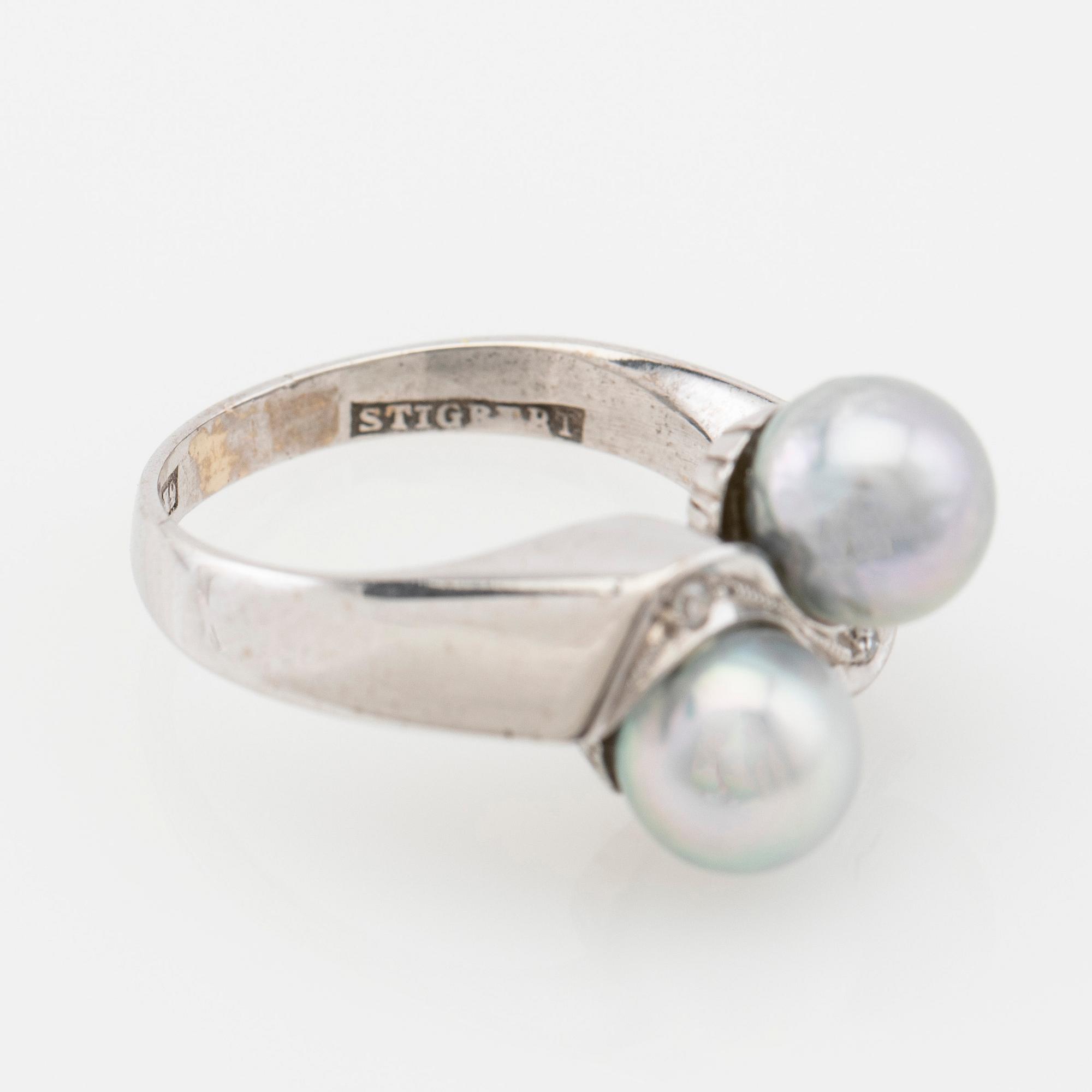 Ring, 18K white gold with cultured pearls and brilliant-cut diamonds.