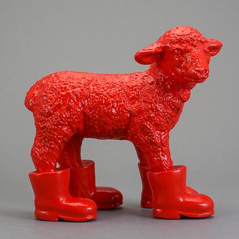 WILLIAM SWEETLOVE, skulptur, plast/konstmaterial "Cloned lamb with boots", signerad och numrerad 99/100.