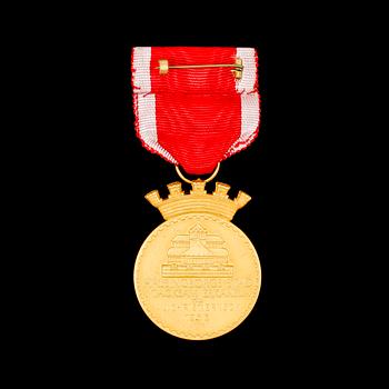 MEDALJ, 18k guld, 1956. Tot ca 34 gr.
