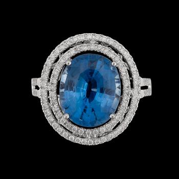 1188. RING, ovalslipad kyanit 5.73 ct, med briljantslipade diamanter tot. 0.48 ct.