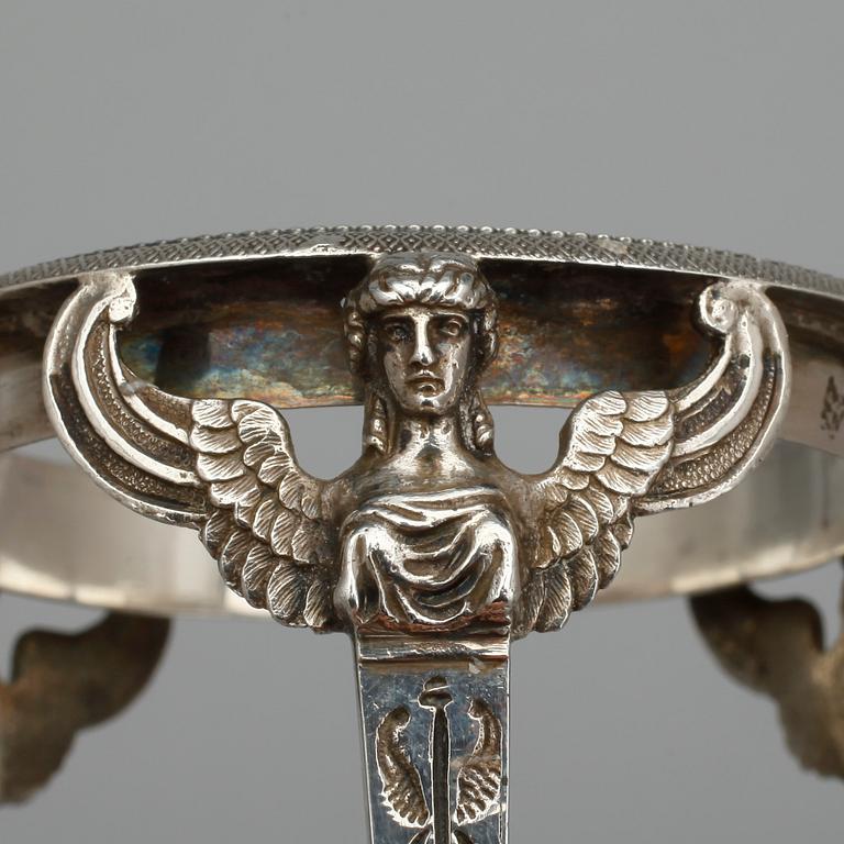 SALTKAR, ett par mycket snarlika, silver, empire, Paris 1800-talets första hälft. Silvervikt tot ca 177 gram.