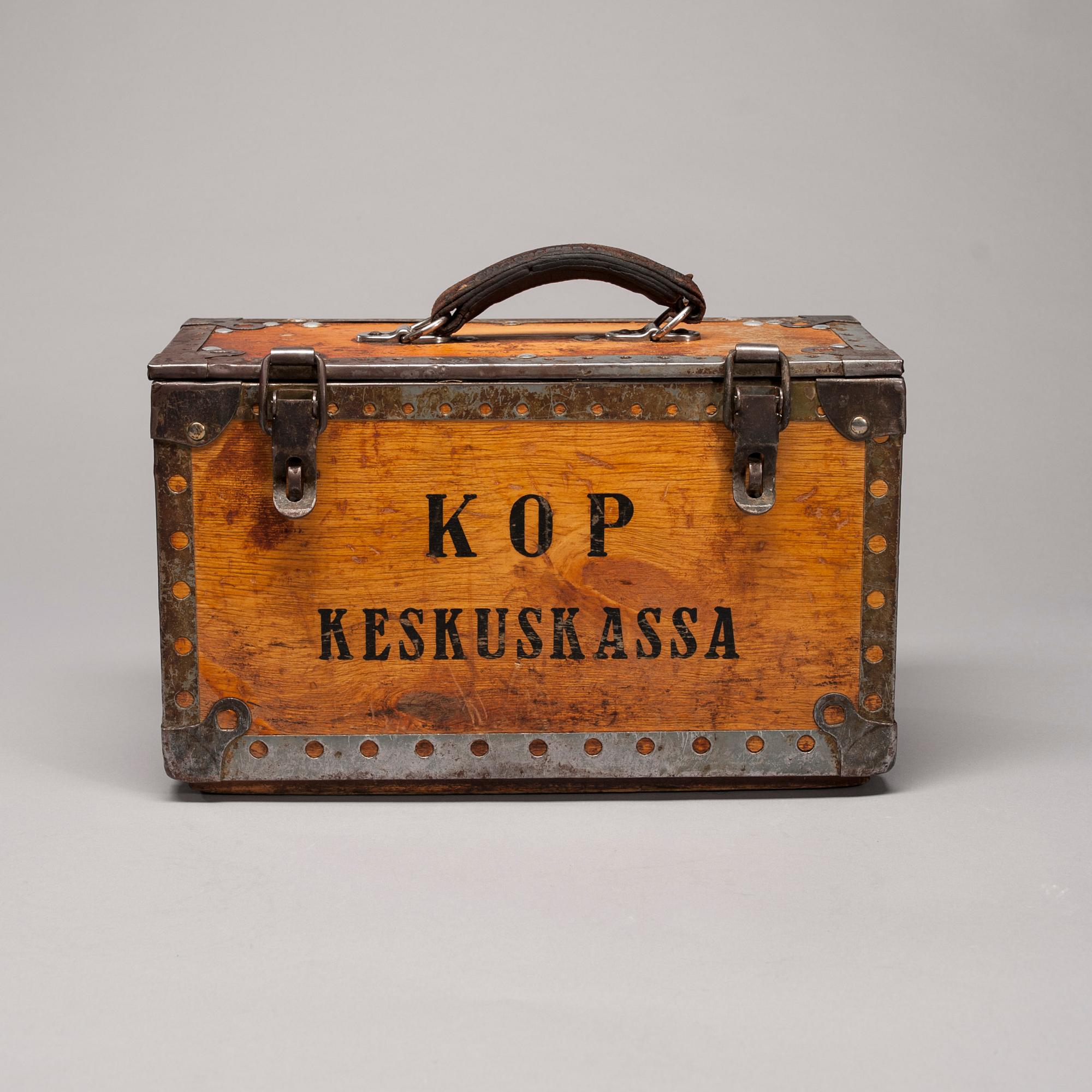 SCHATULL, trä, metall och läder, 1900-talets första hälft.