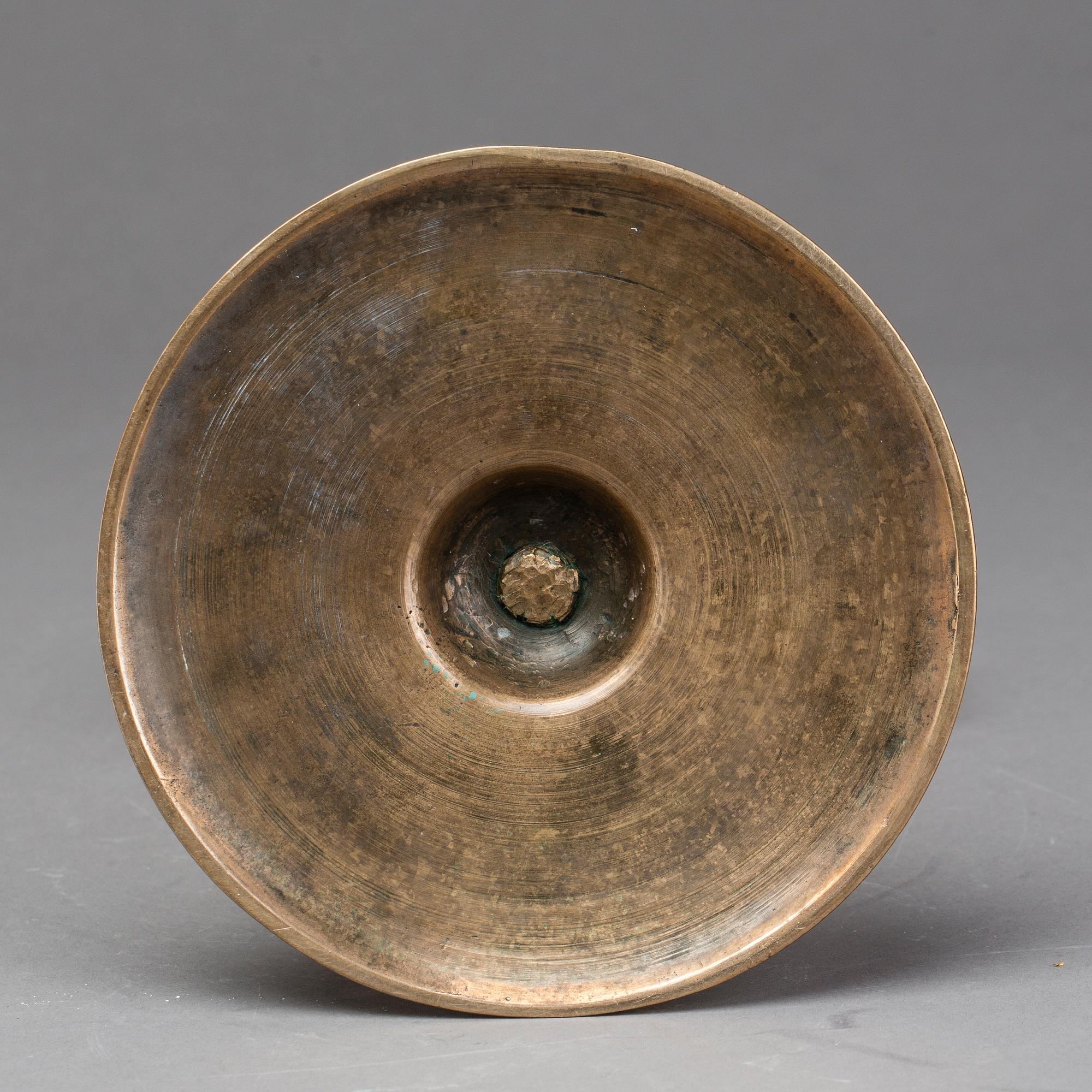 A BRASS CANDLESTICK, NORTHERN EUROPE, 17/18TH CENTURY.