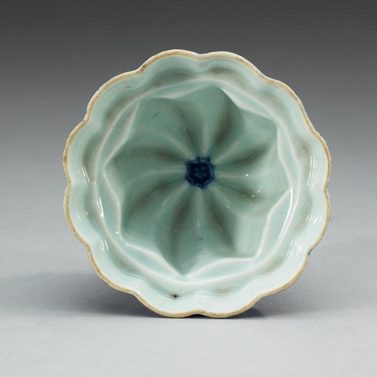 A blue and white dessert mould, Qing dynasty, Qianlong (1736-95).