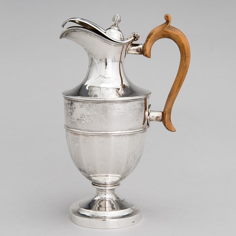 A sterling silver pitcher with wooden handle, London 1903.