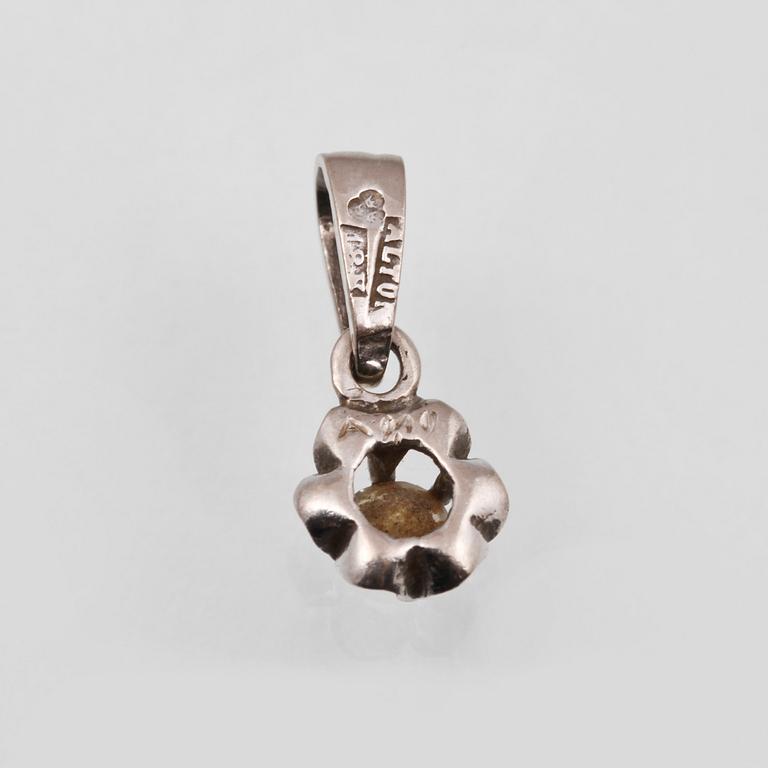 HÄNGE, 18K vitguld med briljantslipad diamant, Alton, Falköping. Vikt 0,6 gram.